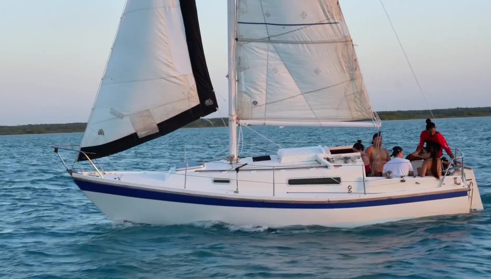 Velero navegando la Laguna de los Siete Colores en Bacalar