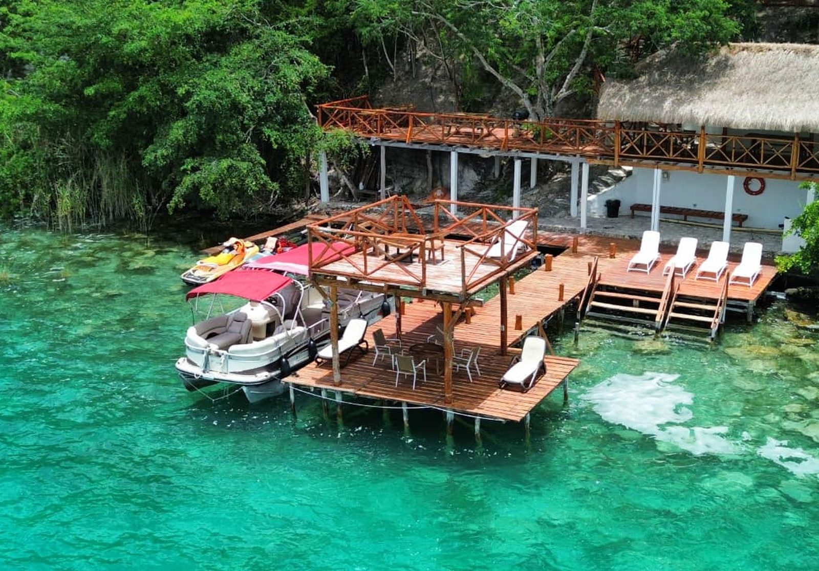 Camastros frente al agua